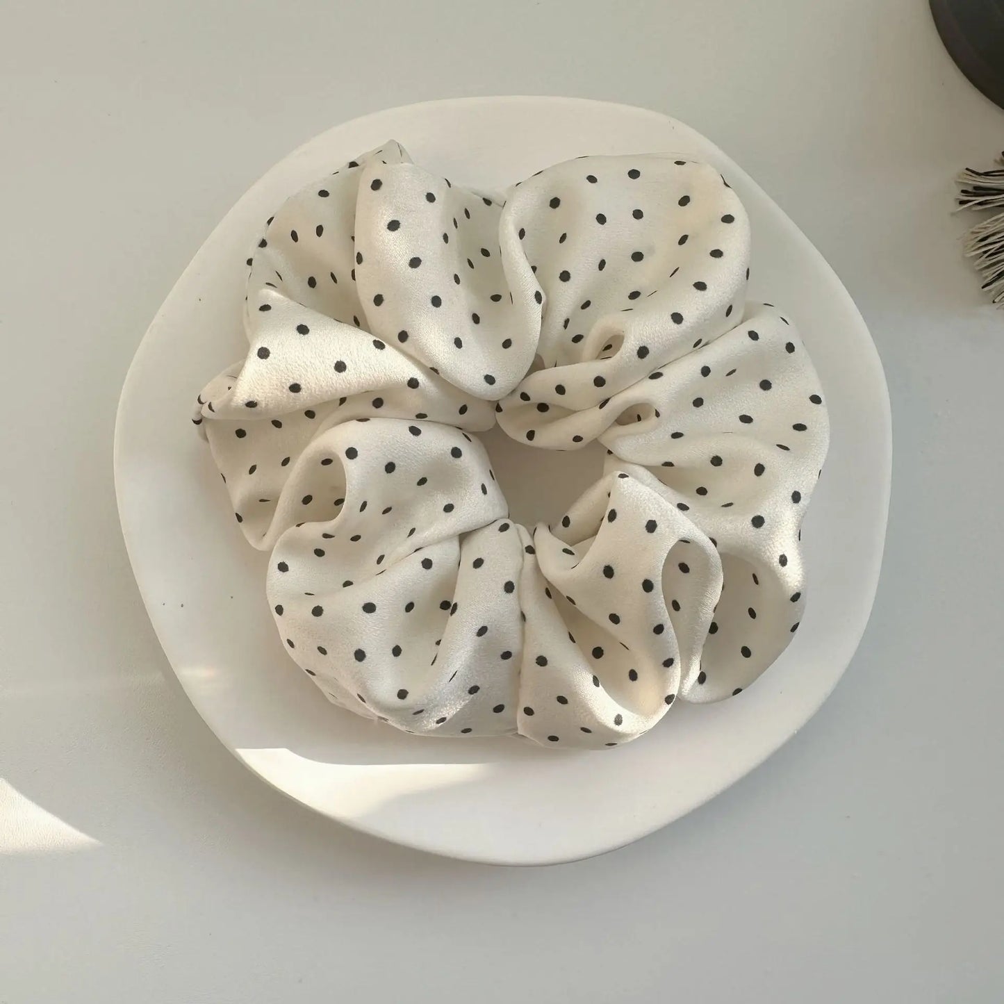 Scrunchie Satinado con Lunares – Liga para Cabello Elegante, Liga Elástica para Mujer