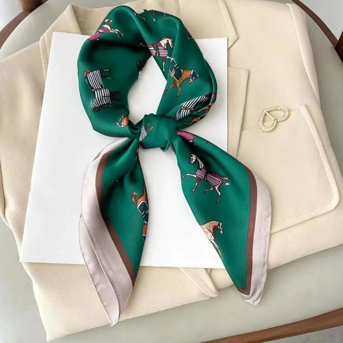 Pañuelo Elegante Tipo Seda Cuadrado para Mujer - Estilo Chic