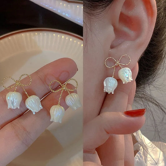 Aretes Tulipán con Moño – Plata y Flor Blanca, Elegantes