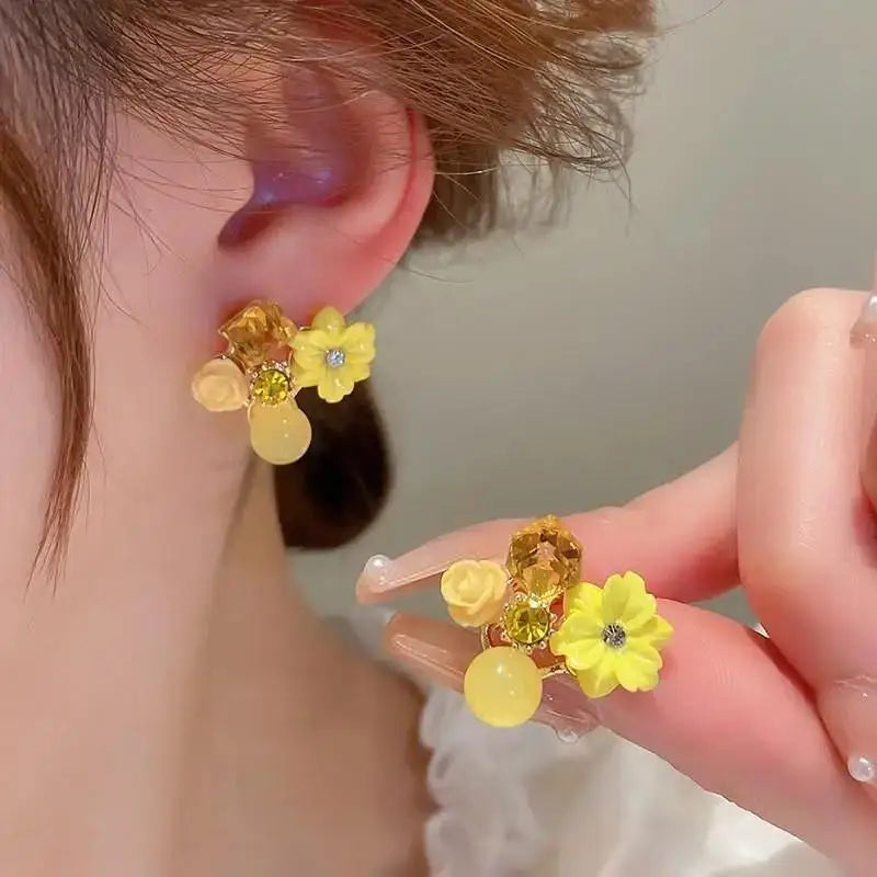 Aretes Tulipán con Moño – Plata y Flor Blanca, Elegantes
