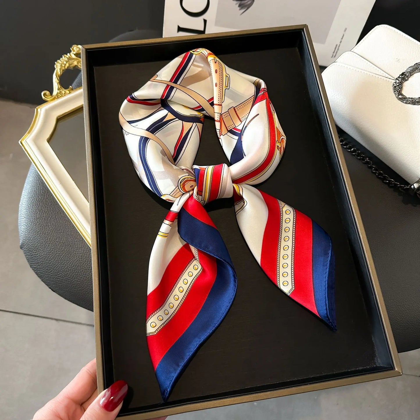 Pañuelo Elegante Tipo Seda Cuadrado para Mujer - Estilo Chic