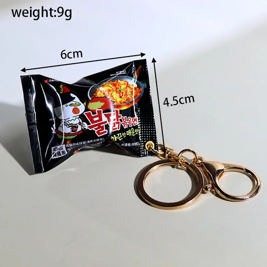 Llavero Miniatura de Ramen Coreano Negro – Accesorio para Mochila