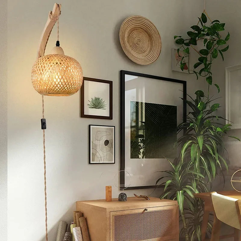 Lámpara de Pared de Bambú Estilo Boho con Pantalla Tejida