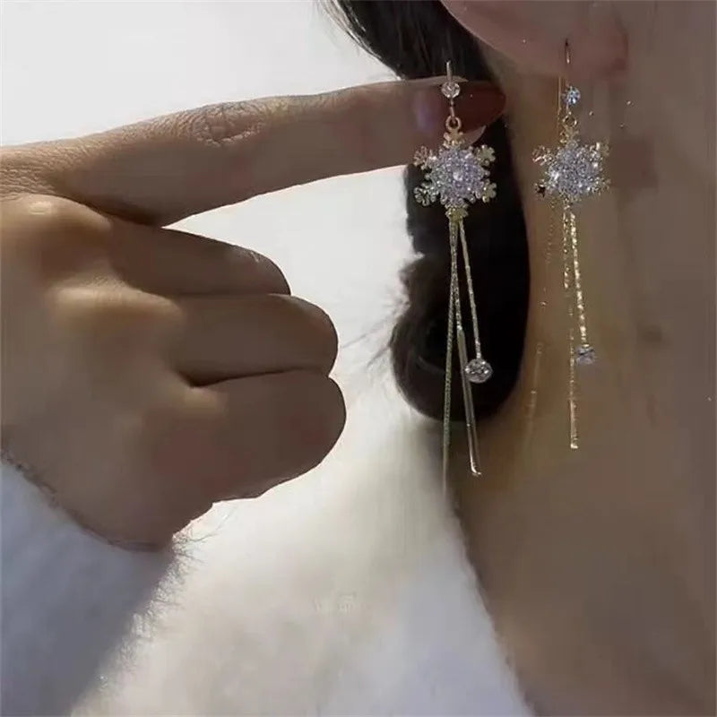 Aretes Copo de Nieve con Cristales – Estilo Largo y Sofisticado, Diseño Femenino