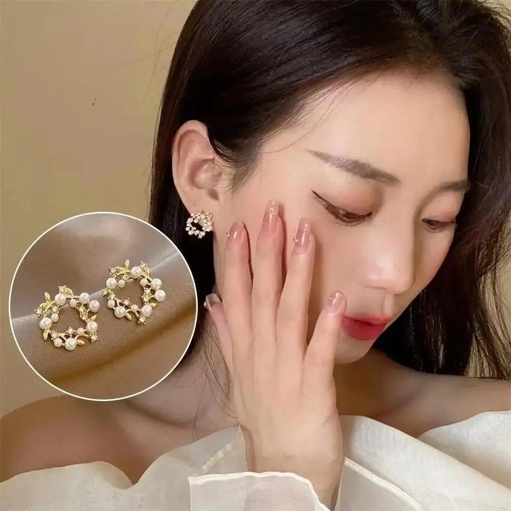 Aretes Tulipán con Moño – Plata y Flor Blanca, Elegantes