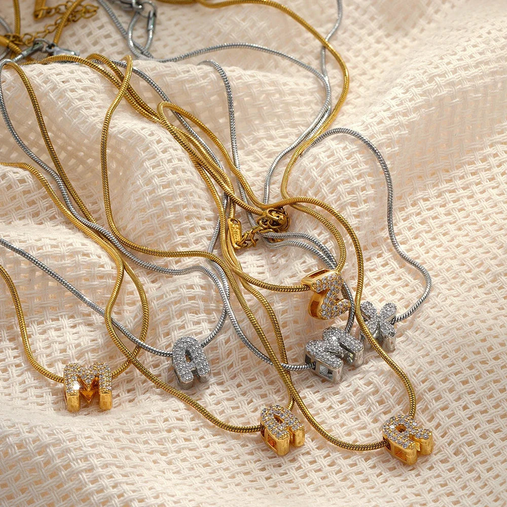 Collar con Inicial A-Z en Zirconia – Acero Inoxidable Chapado