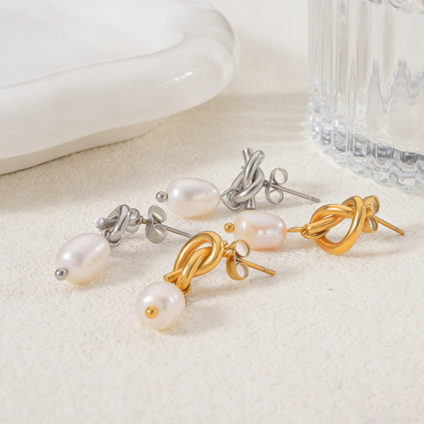 Aretes Elegantes con Perla y Acero Inoxidable