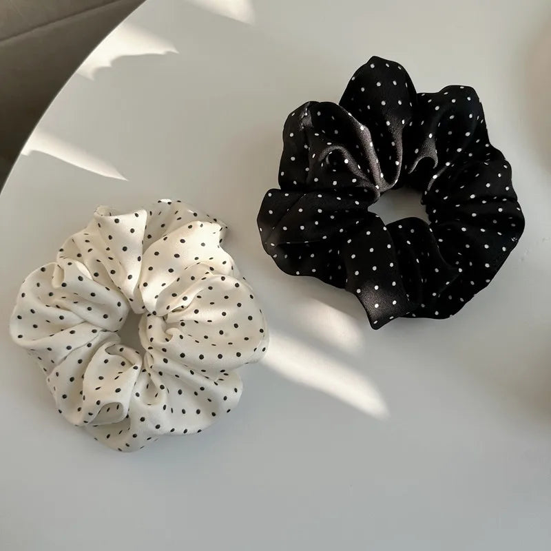 Scrunchie Satinado con Lunares – Liga para Cabello Elegante, Liga Elástica para Mujer