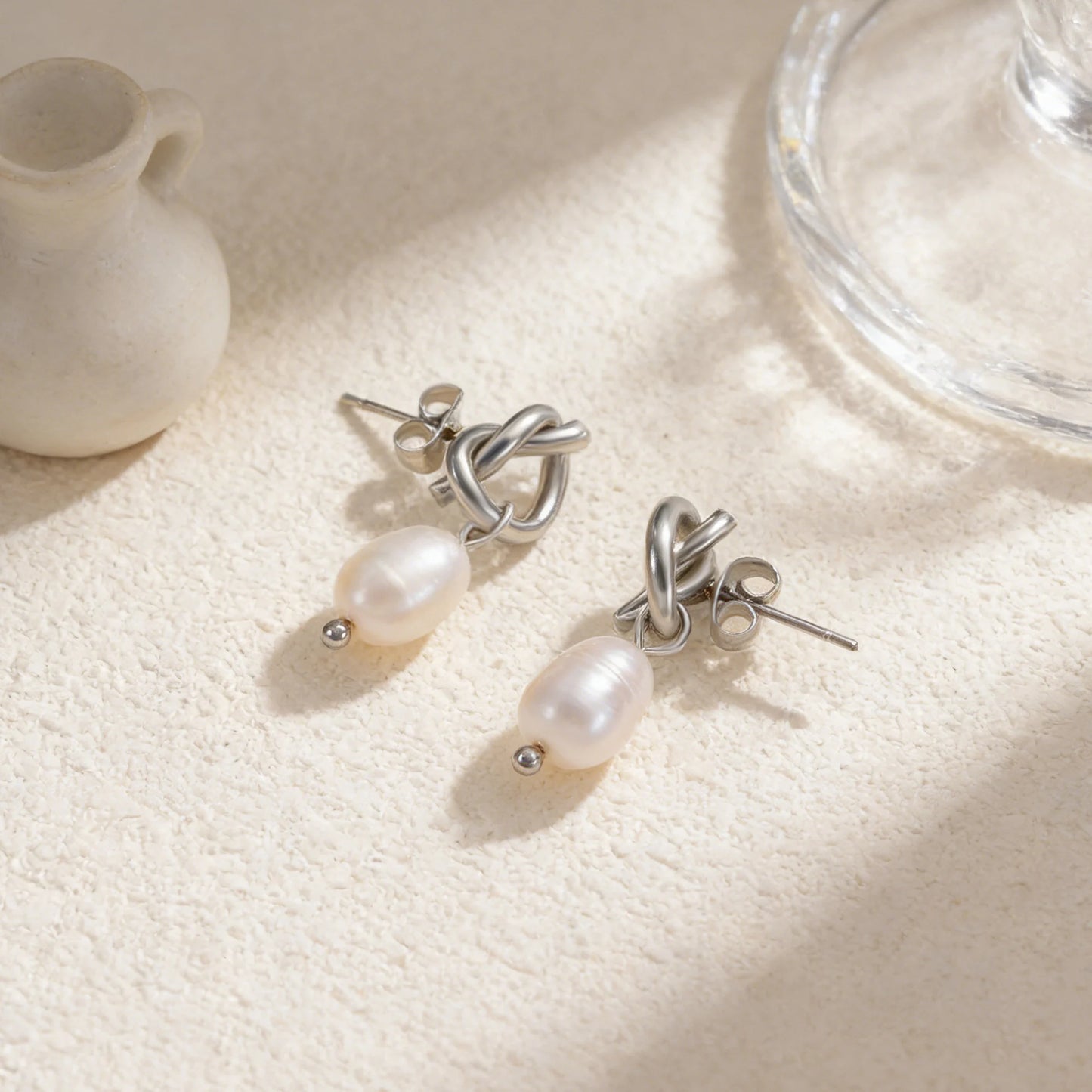 Aretes Elegantes con Perla y Acero Inoxidable