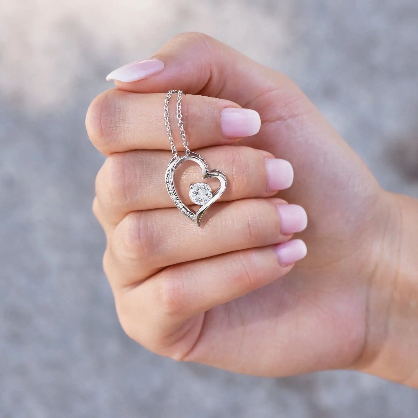 Collar Corazón “Mom” con Caja de Regalo – Detalle Día de las Madres