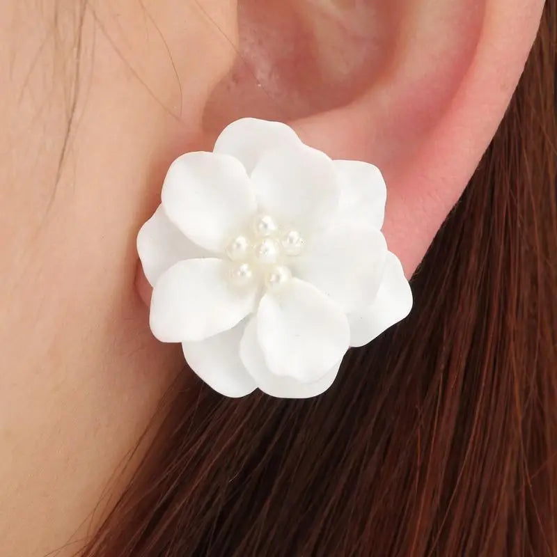Aretes Tulipán con Moño – Plata y Flor Blanca, Elegantes