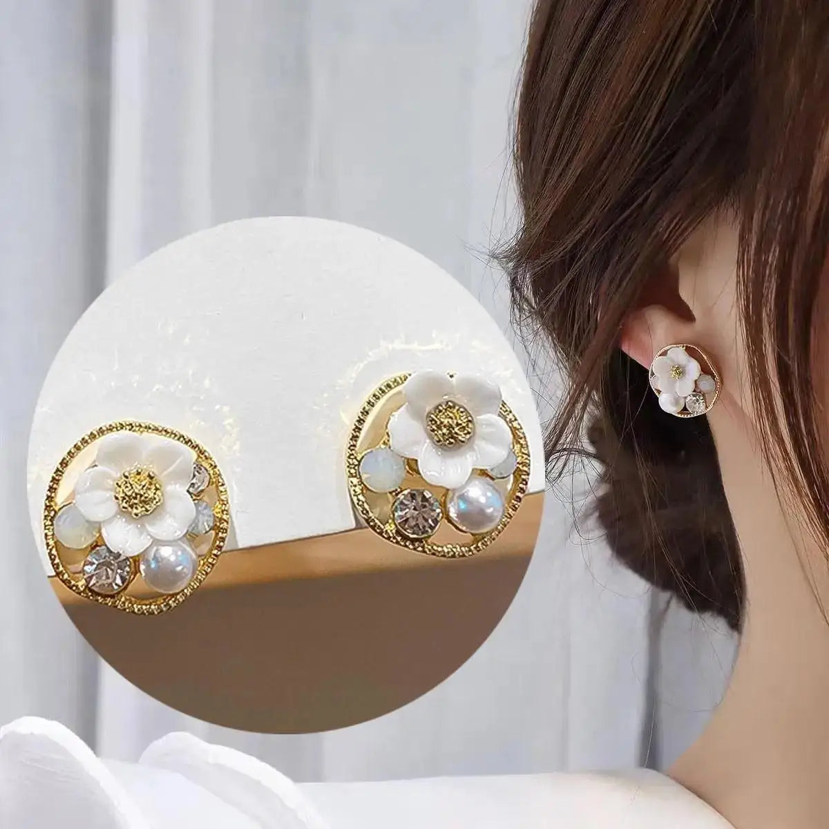 Aretes Tulipán con Moño – Plata y Flor Blanca, Elegantes