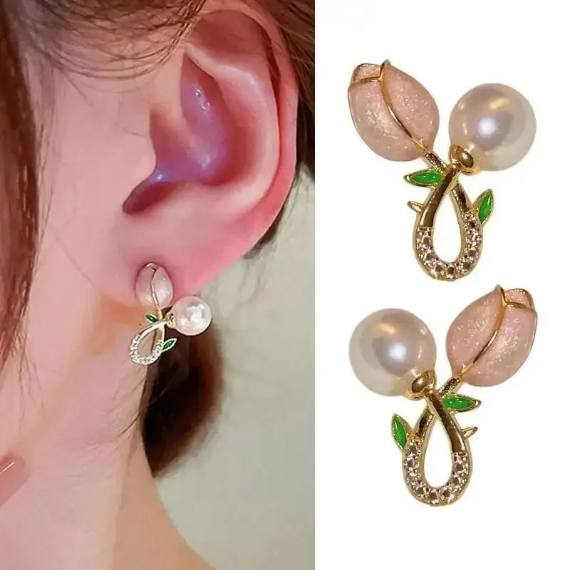 Aretes Tulipán con Moño – Plata y Flor Blanca, Elegantes