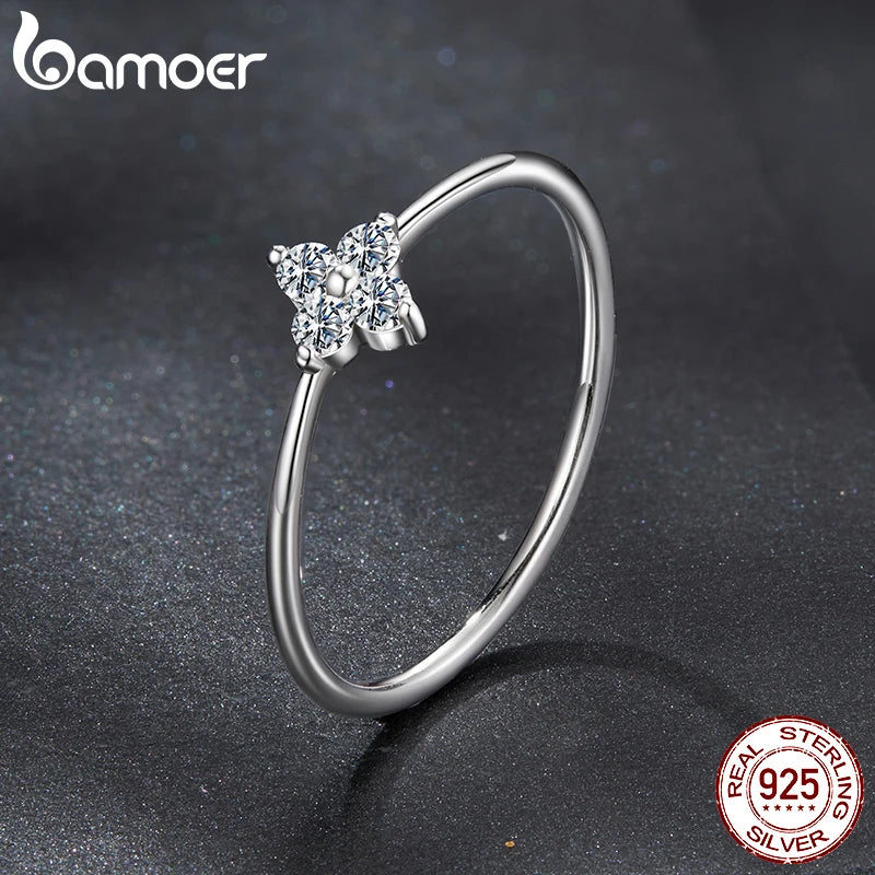 Anillo Trébol de Cuatro Hojas con Moissanita – Elegante y Minimalista