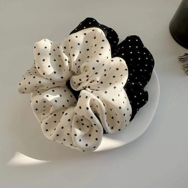 Scrunchie Satinado con Lunares – Liga para Cabello Elegante, Liga Elástica para Mujer