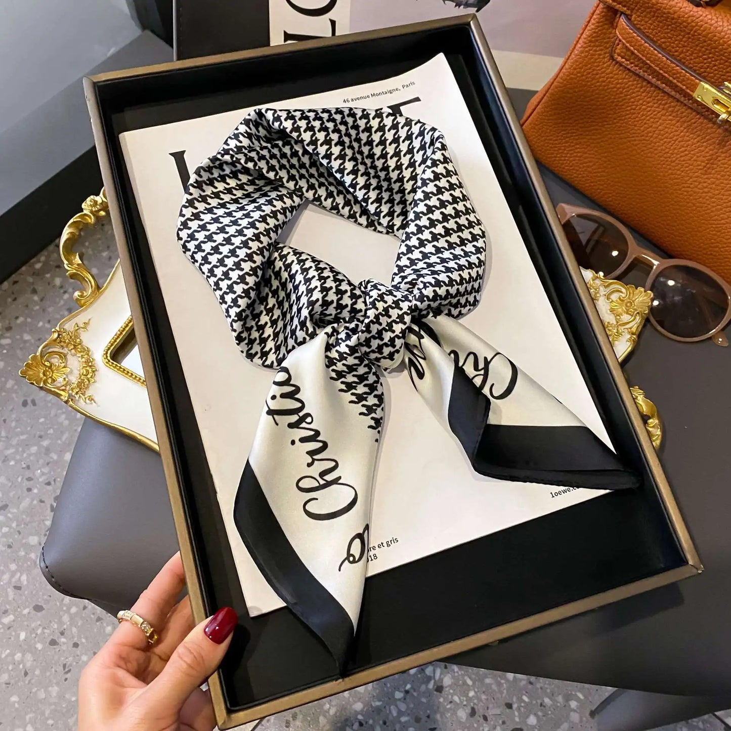 Pañuelo Elegante Tipo Seda Cuadrado para Mujer - Estilo Chic