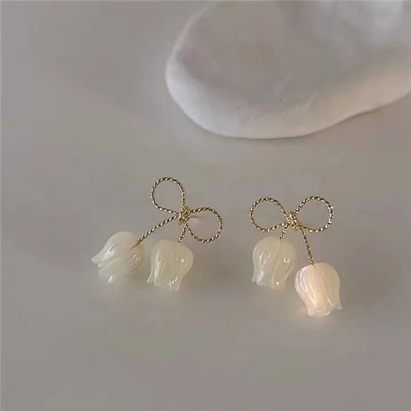 Aretes Tulipán con Moño – Plata y Flor Blanca, Elegantes