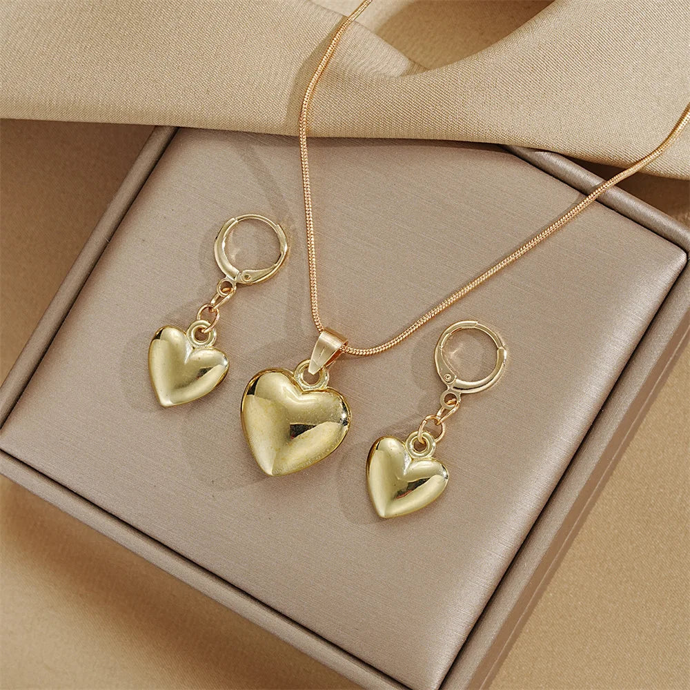 Set de Collar y Aretes Corazón Dorado | Joyería Elegante para Mujer