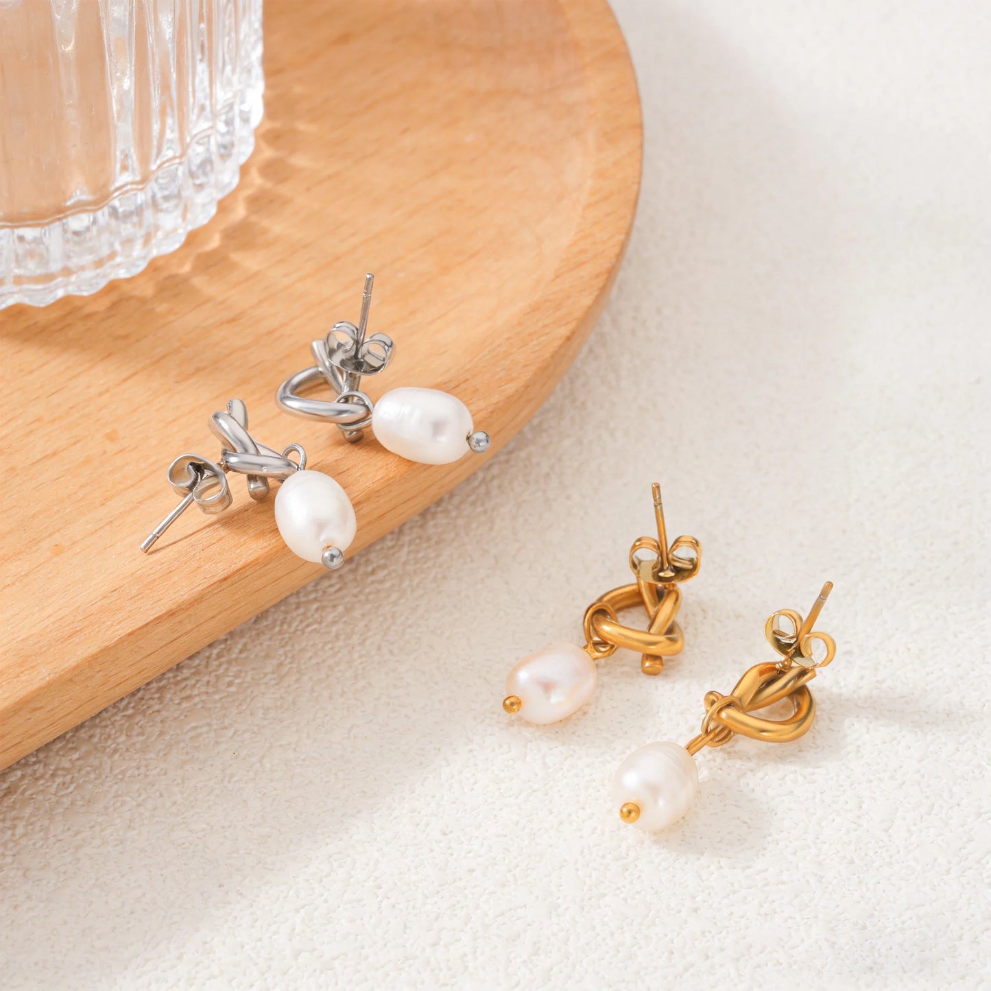 Aretes Elegantes con Perla y Acero Inoxidable
