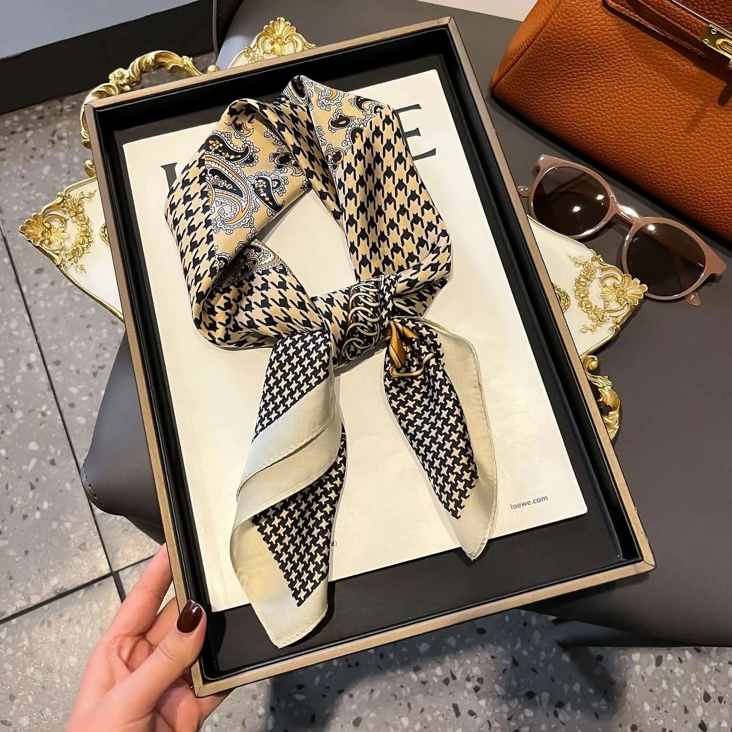 Pañuelo Elegante Tipo Seda Cuadrado para Mujer - Estilo Chic