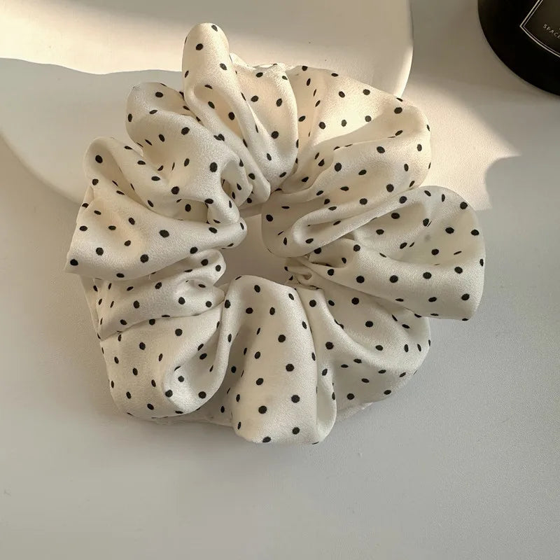 Scrunchie Satinado con Lunares – Liga para Cabello Elegante, Liga Elástica para Mujer