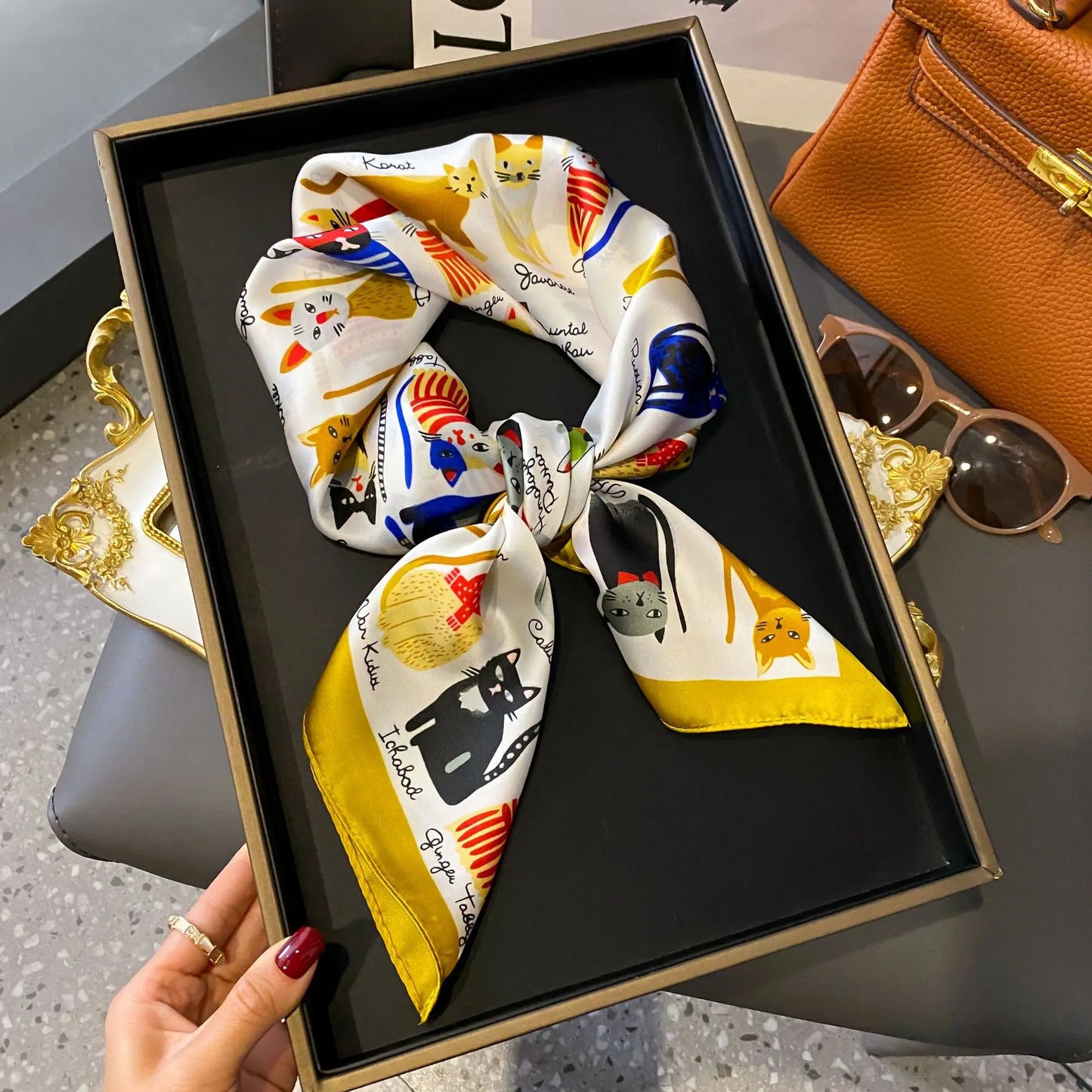Pañuelo Elegante Tipo Seda Cuadrado para Mujer - Estilo Chic
