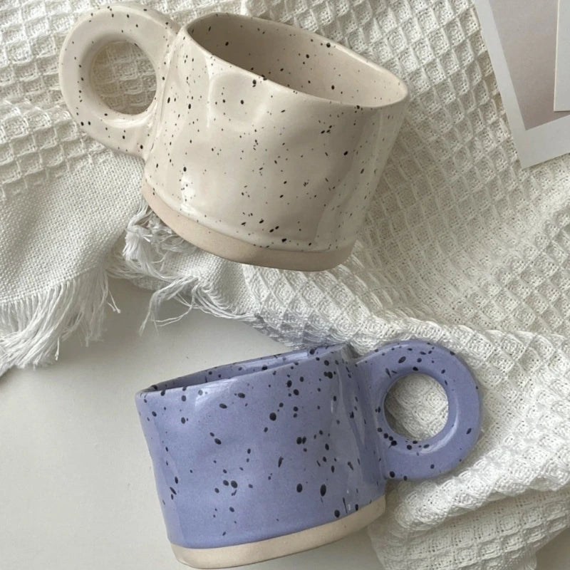 Taza de Cerámica con Asa de Anillo - Diseño Nórdico Moteado 250ml