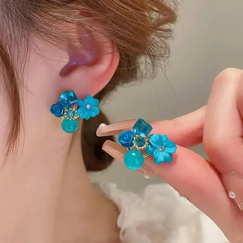 Aretes Tulipán con Moño – Plata y Flor Blanca, Elegantes