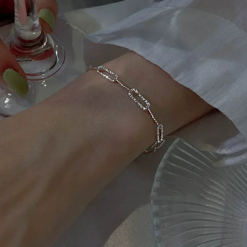 Pulsera Fina con Destellos – Accesorio de Noche, Look Glam
