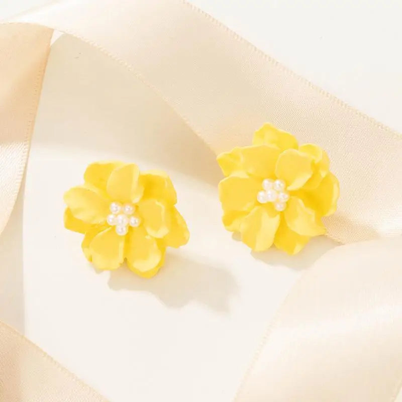 Aretes Tulipán con Moño – Plata y Flor Blanca, Elegantes