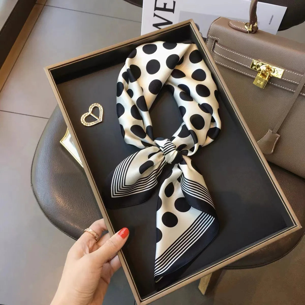 Pañuelo Elegante Tipo Seda Cuadrado para Mujer - Estilo Chic