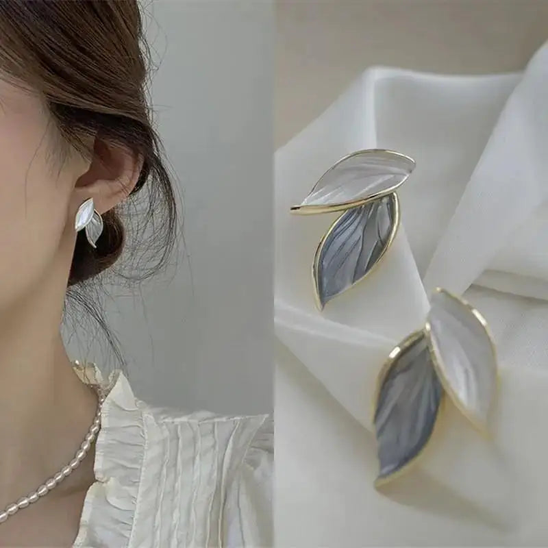 Aretes Tulipán con Moño – Plata y Flor Blanca, Elegantes