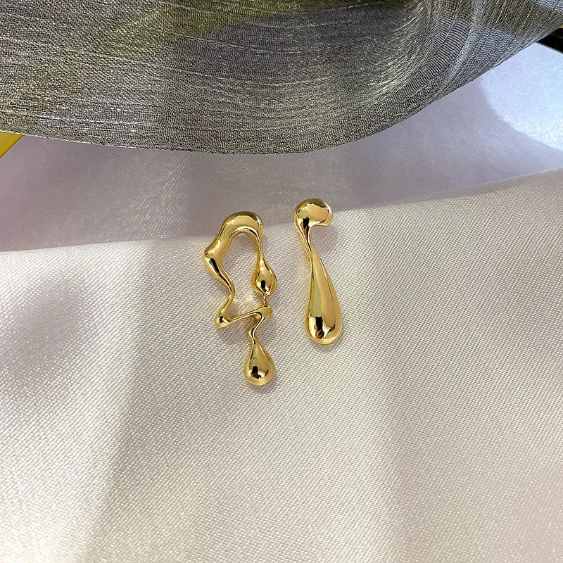 Aretes Drop Dorados para Mujer – Moda Minimalista, Accesorio Sofisticado