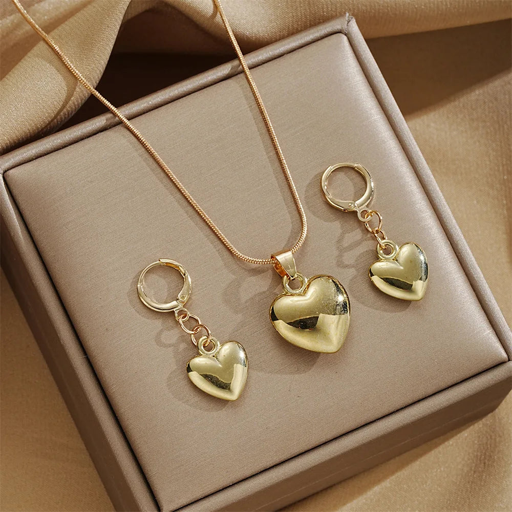Set de Collar y Aretes Corazón Dorado | Joyería Elegante para Mujer