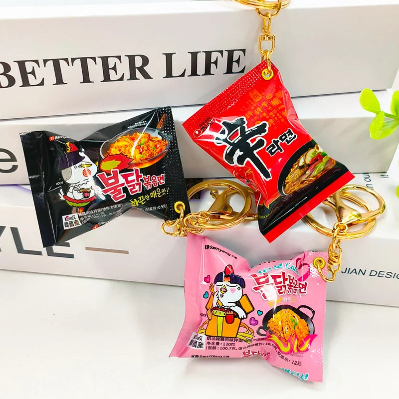 Llavero Miniatura de Ramen Coreano Negro – Accesorio para Mochila