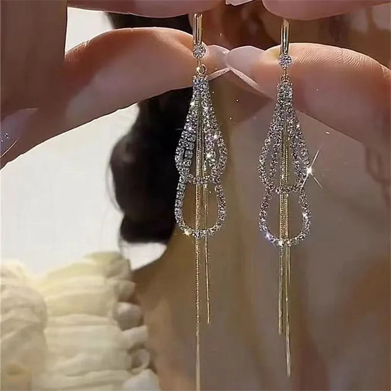 Aretes Copo de Nieve con Cristales – Estilo Largo y Sofisticado, Diseño Femenino