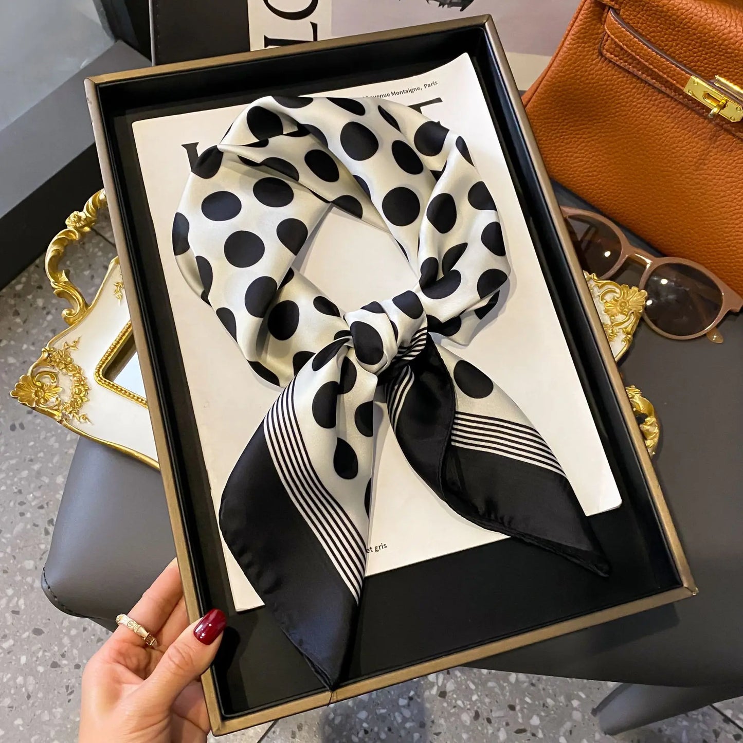 Pañuelo Elegante Tipo Seda Cuadrado para Mujer - Estilo Chic
