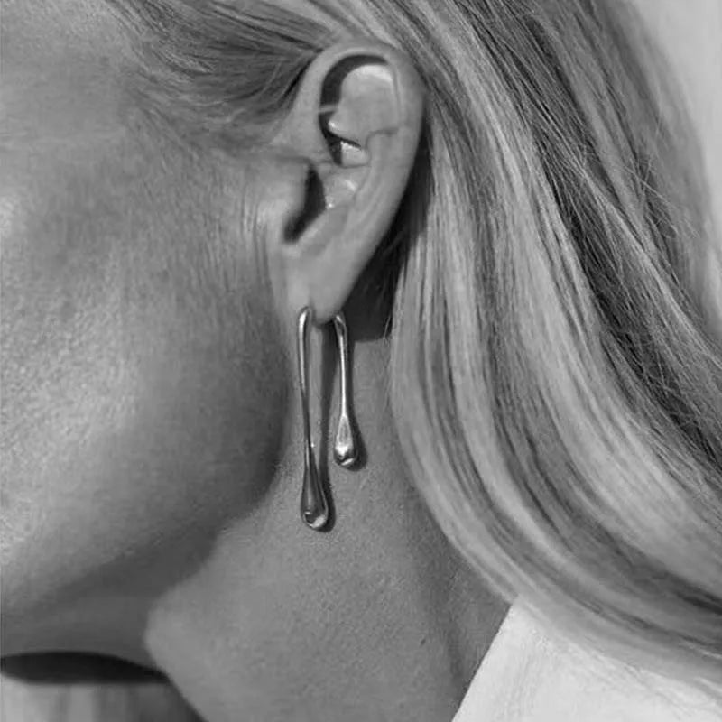 Aretes Drop Dorados para Mujer – Moda Minimalista, Accesorio Sofisticado