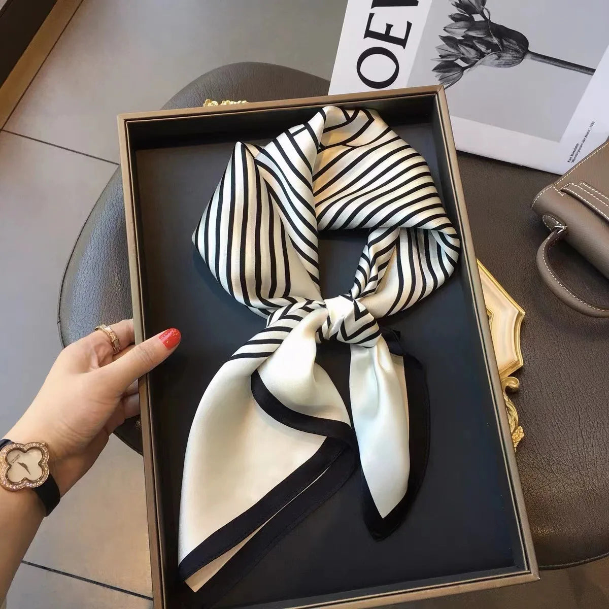 Pañuelo Elegante Tipo Seda Cuadrado para Mujer - Estilo Chic