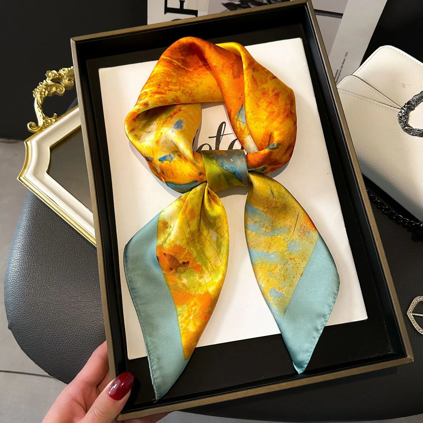 Pañuelo Elegante Tipo Seda Cuadrado para Mujer - Estilo Chic
