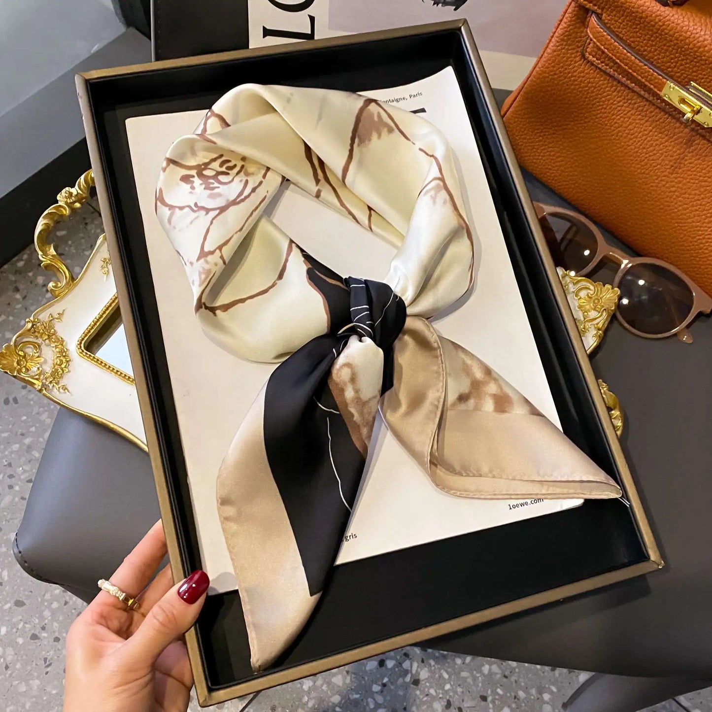Pañuelo Elegante Tipo Seda Cuadrado para Mujer - Estilo Chic