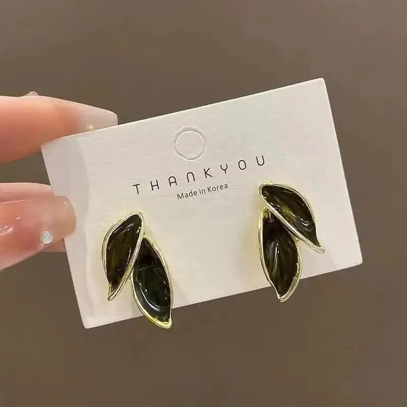 Aretes Tulipán con Moño – Plata y Flor Blanca, Elegantes