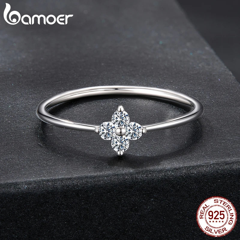 Anillo Trébol de Cuatro Hojas con Moissanita – Elegante y Minimalista