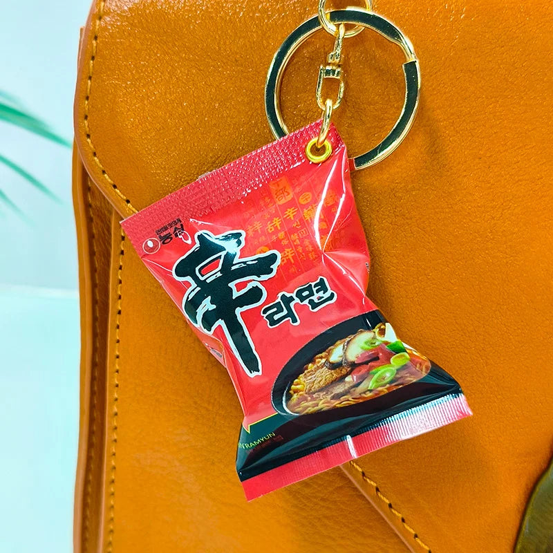 Llavero Miniatura de Ramen Coreano Negro – Accesorio para Mochila