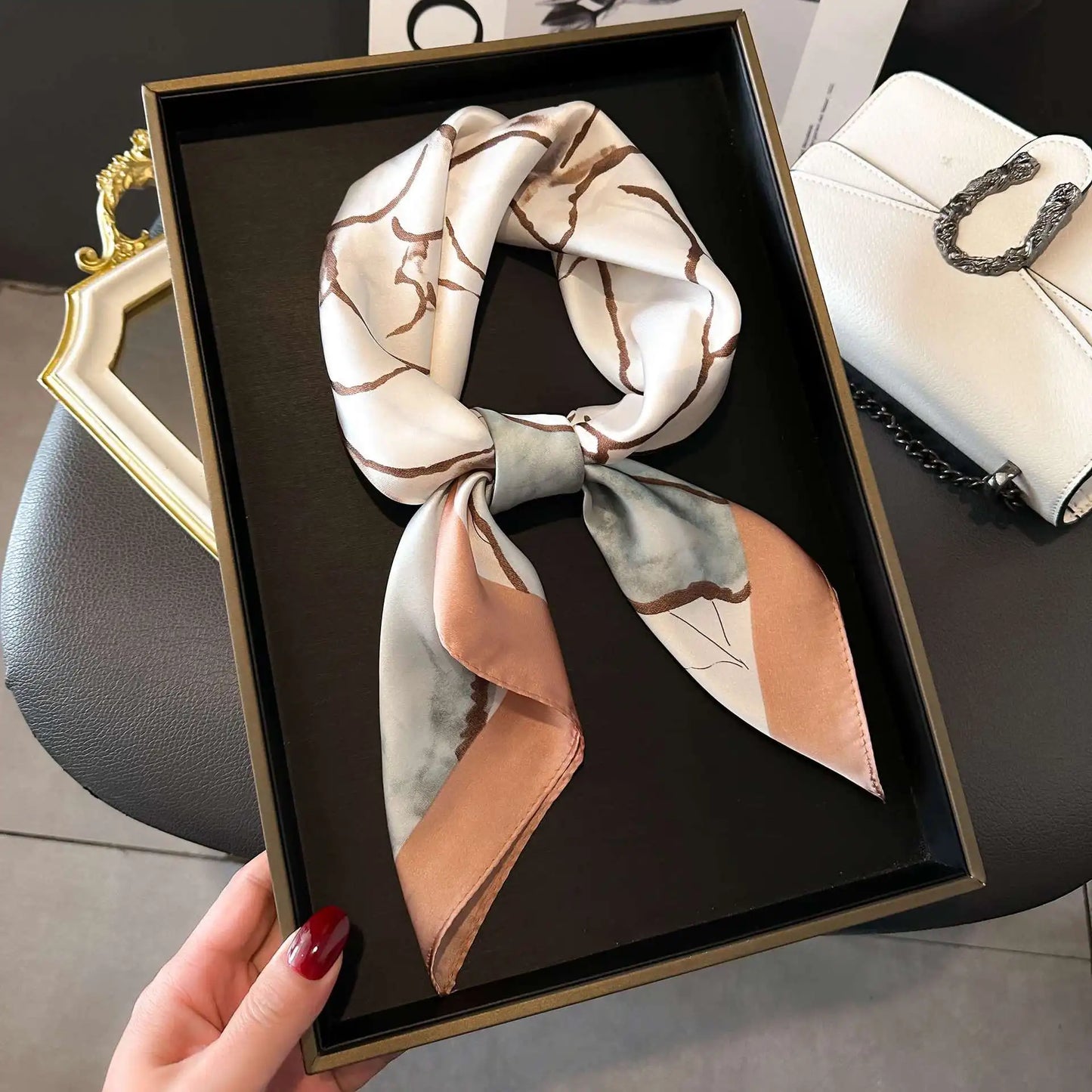 Pañuelo Elegante Tipo Seda Cuadrado para Mujer - Estilo Chic
