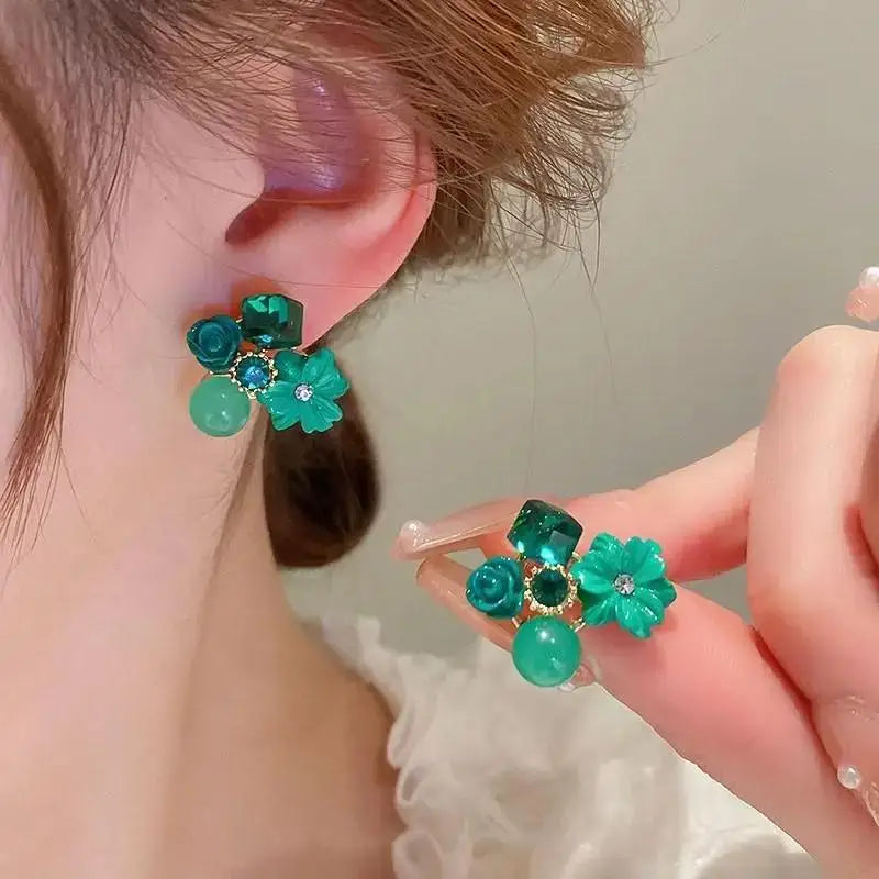 Aretes Tulipán con Moño – Plata y Flor Blanca, Elegantes