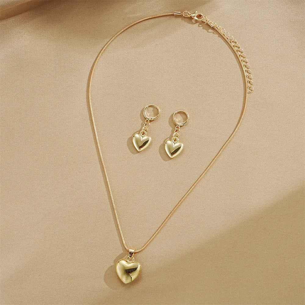 Set de Collar y Aretes Corazón Dorado | Joyería Elegante para Mujer