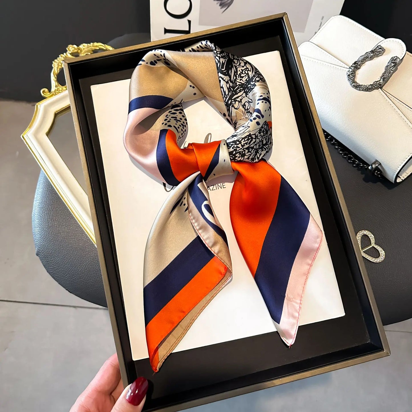 Pañuelo Elegante Tipo Seda Cuadrado para Mujer - Estilo Chic