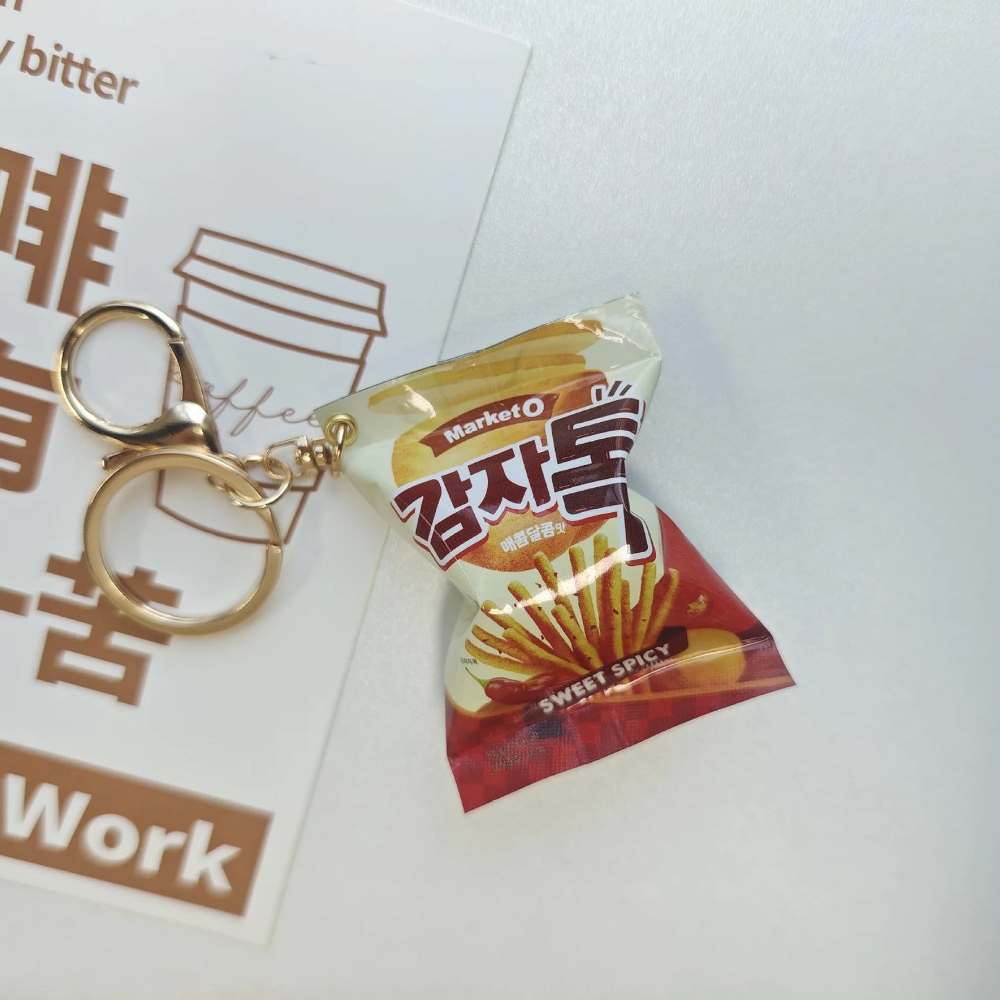 Llavero Miniatura de Ramen Coreano Negro – Accesorio para Mochila