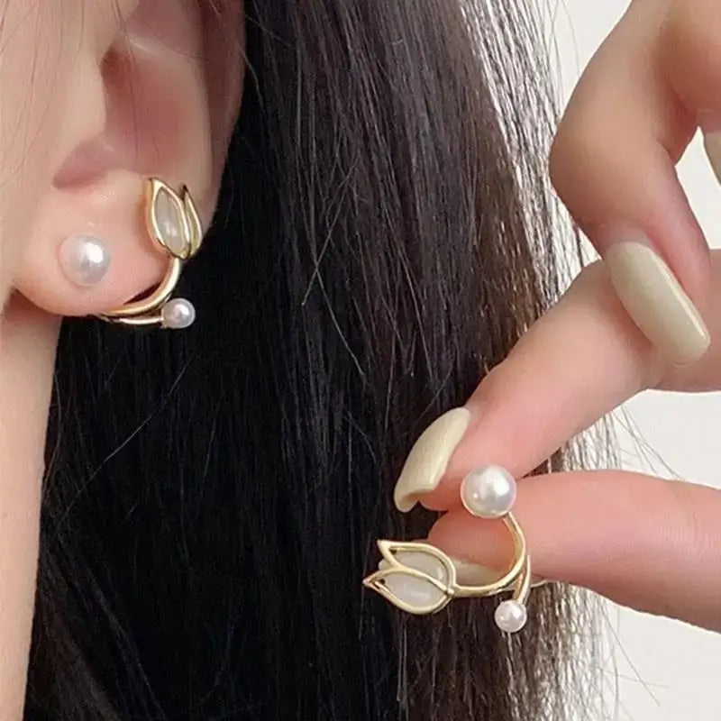 Aretes Tulipán con Moño – Plata y Flor Blanca, Elegantes